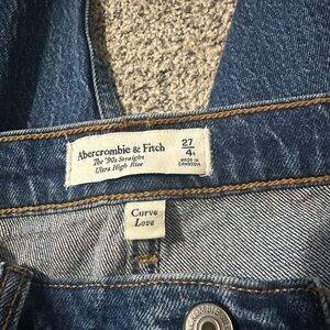 A&F 90s Straight Leg Curve Love Jeans